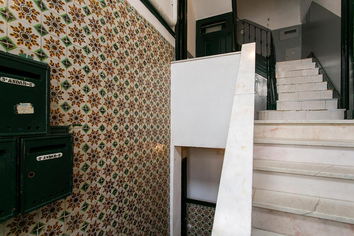 Lovelystay - Cozy 3Bdr Apartment In Estrela Lisabona Exterior foto