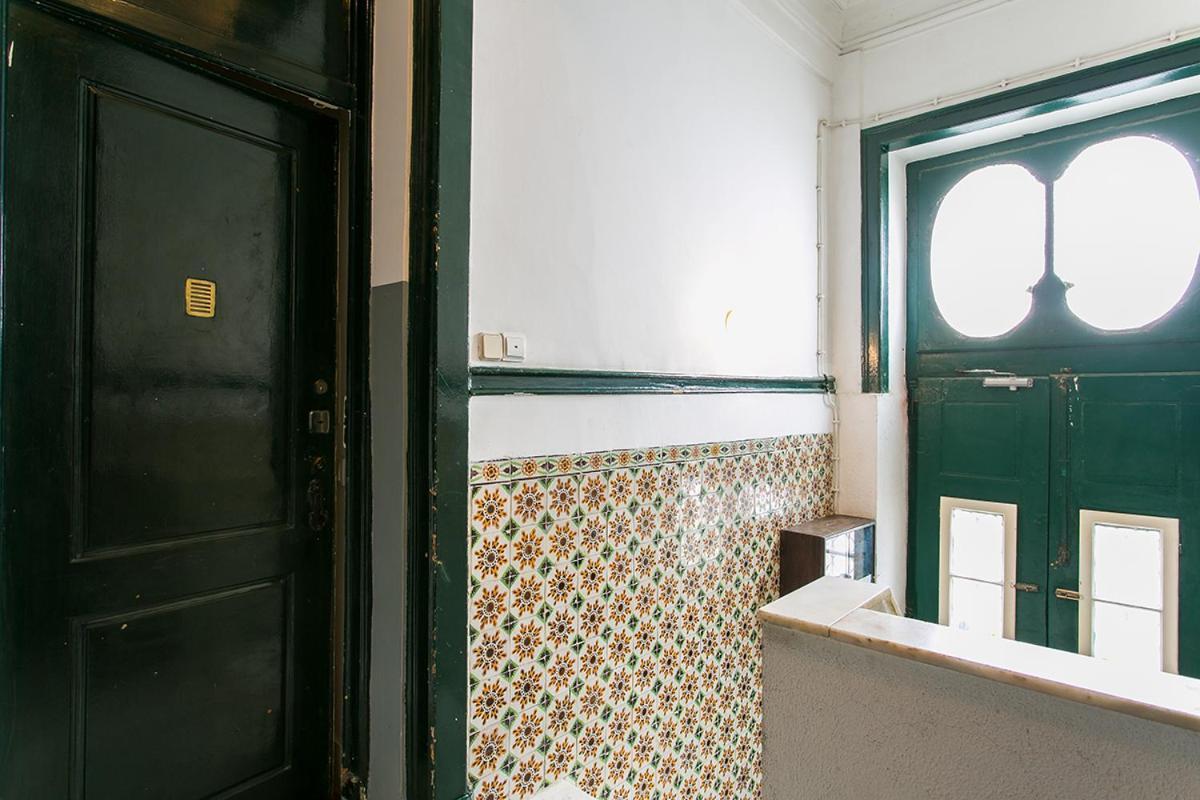 Lovelystay - Cozy 3Bdr Apartment In Estrela Lisabona Exterior foto